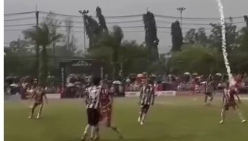 Un futbolista murió tras ser impactado por un rayo en pleno partido: otras 12 personas resultaron heridas