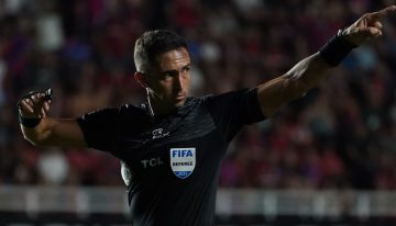 El árbitro Nazareno Arasa y el VAR Diego Ceballos, sancionados en forma exprés por la AFA tras perjudicar a Vélez: qué dice el comunicado