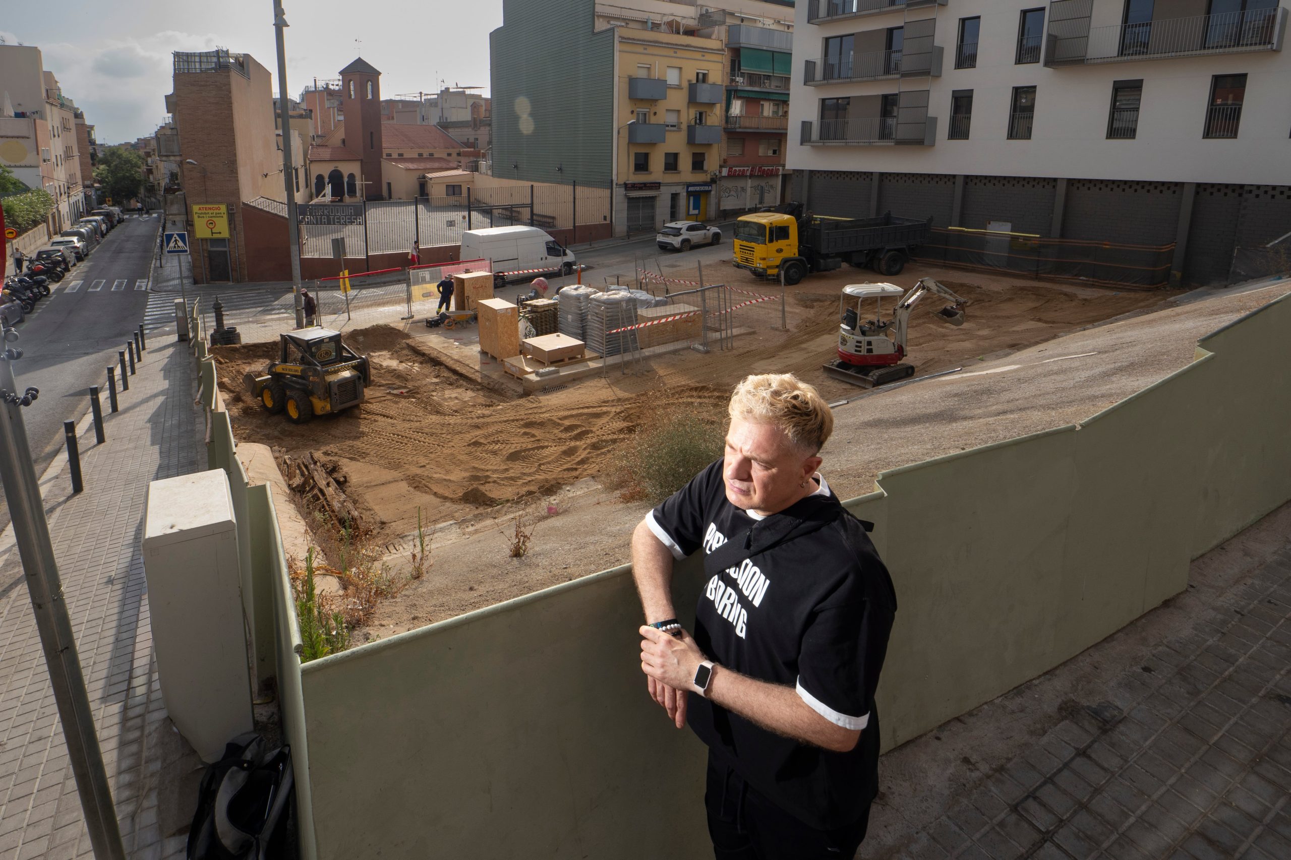 Toni Mena, vecino del barrio del Carmel en Barcelona, en el espacio donde se produjo el socavón de las obras de la L5 del metro.