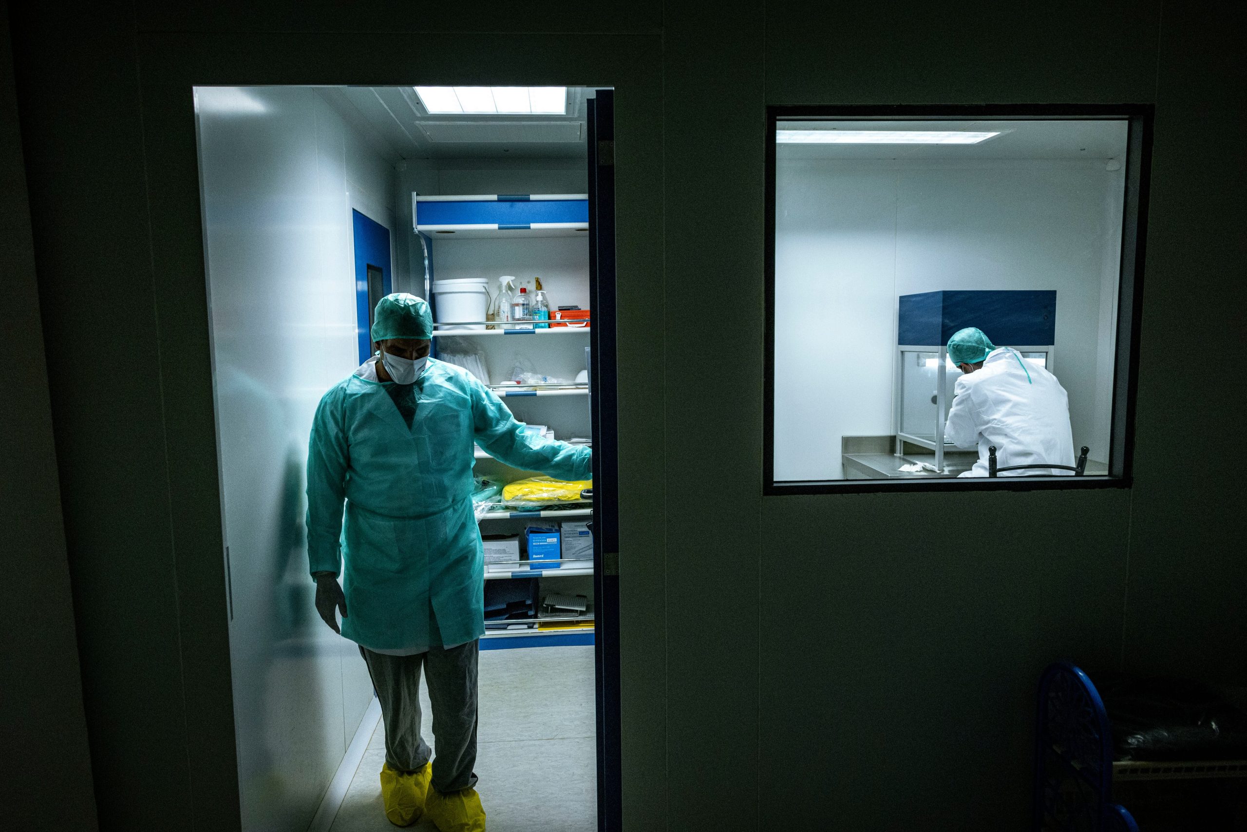  En la imagen Dos técnico de laboratorio trabajan en la zona blanca de producción estéril preparando colirios, en el interior del Hospital Nacional  Bachir Saleh.