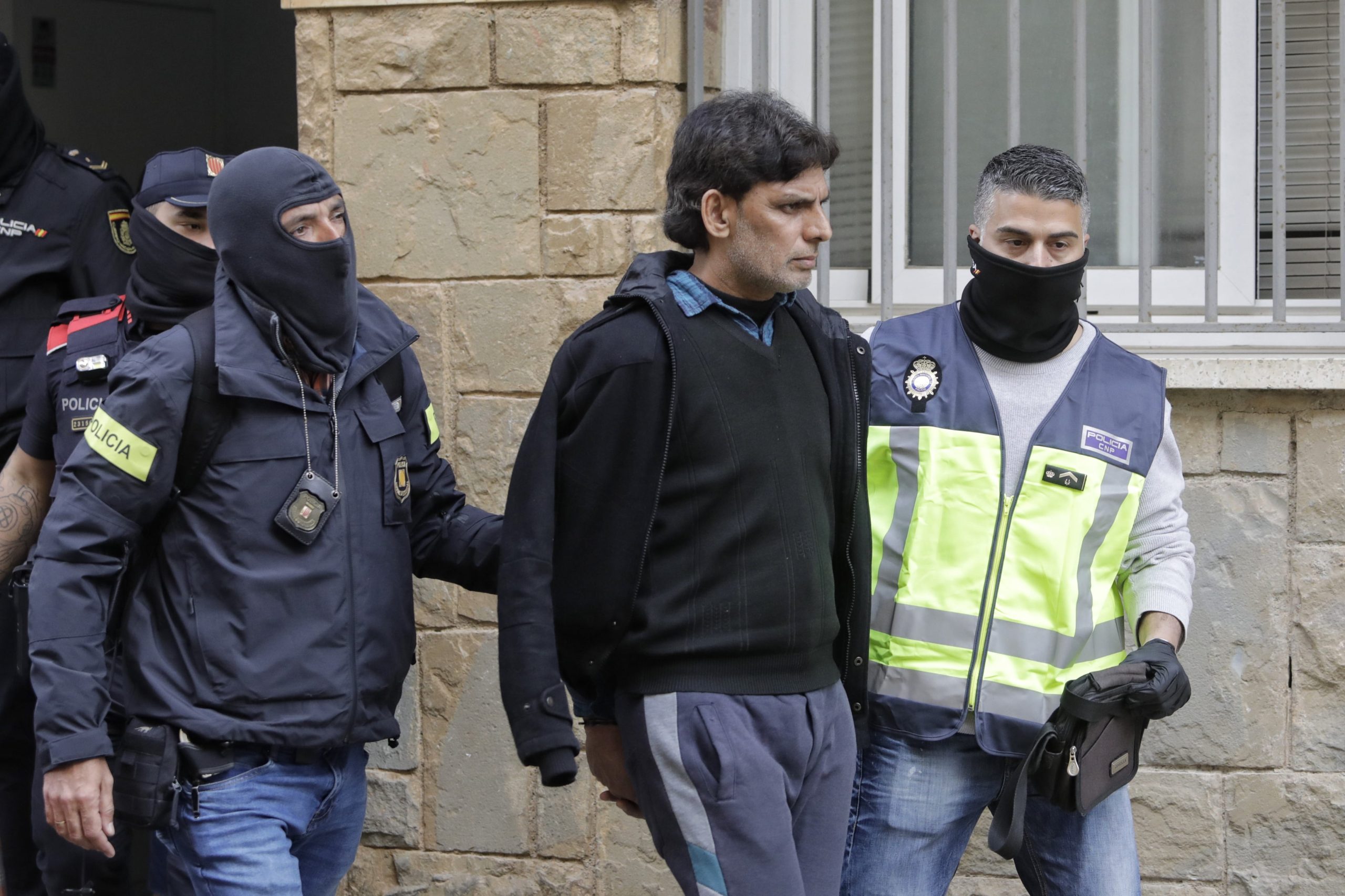 Ghulam Abbas, al ser detenido al salir de su casa de Terrassa, en febrero de 2022.