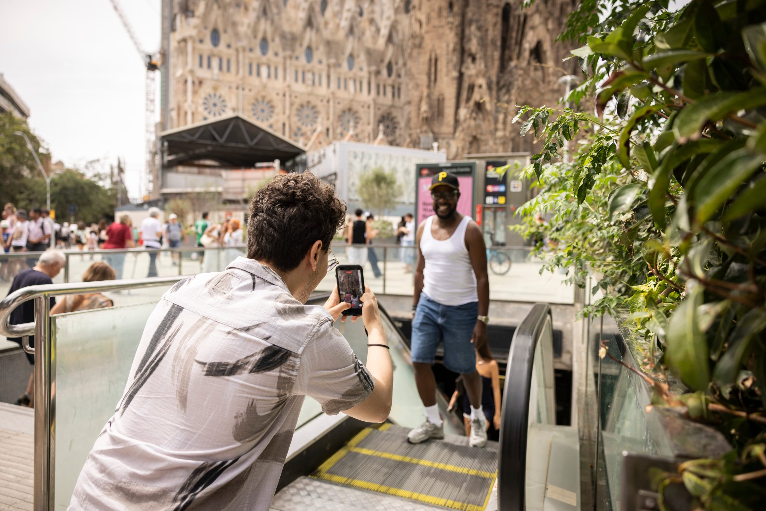 Varios turistas toman fotos en la escalera mecánica del metro Sagrada Família, uno de los puntos recomendados por 'influencers'.