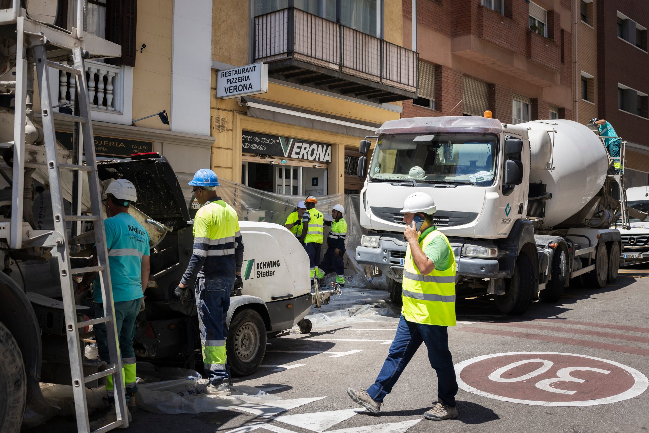 Hormigoneras inyectando material al socavón del barrio de Sant Gervasi, el pasado 7 de julio.