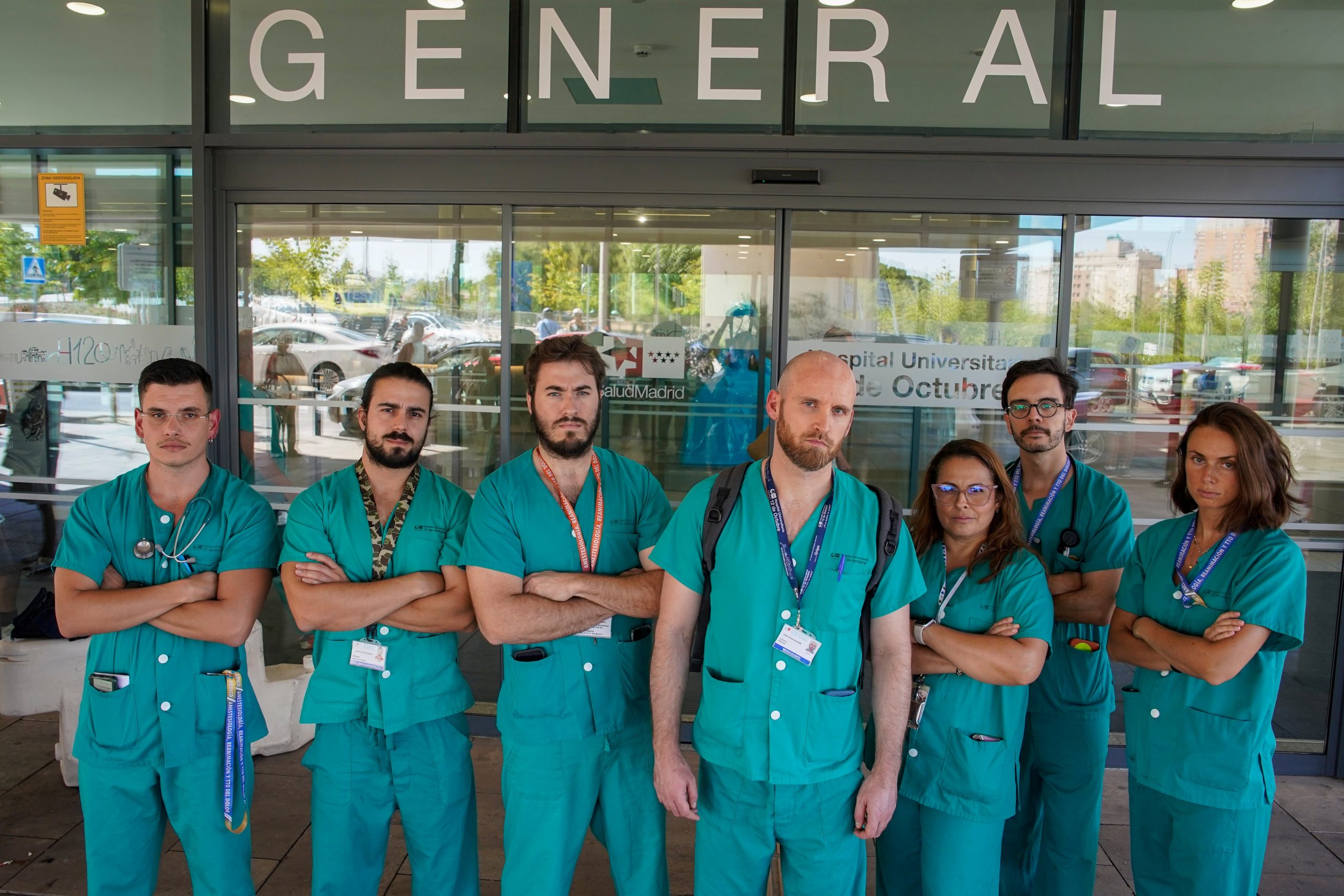 Especialistas del servicio de Anestesiología del hospital 12 de Octubre, con Víctor Zarza (segundo por la derecha) y Carolina Lugo (tercera por la derecha).