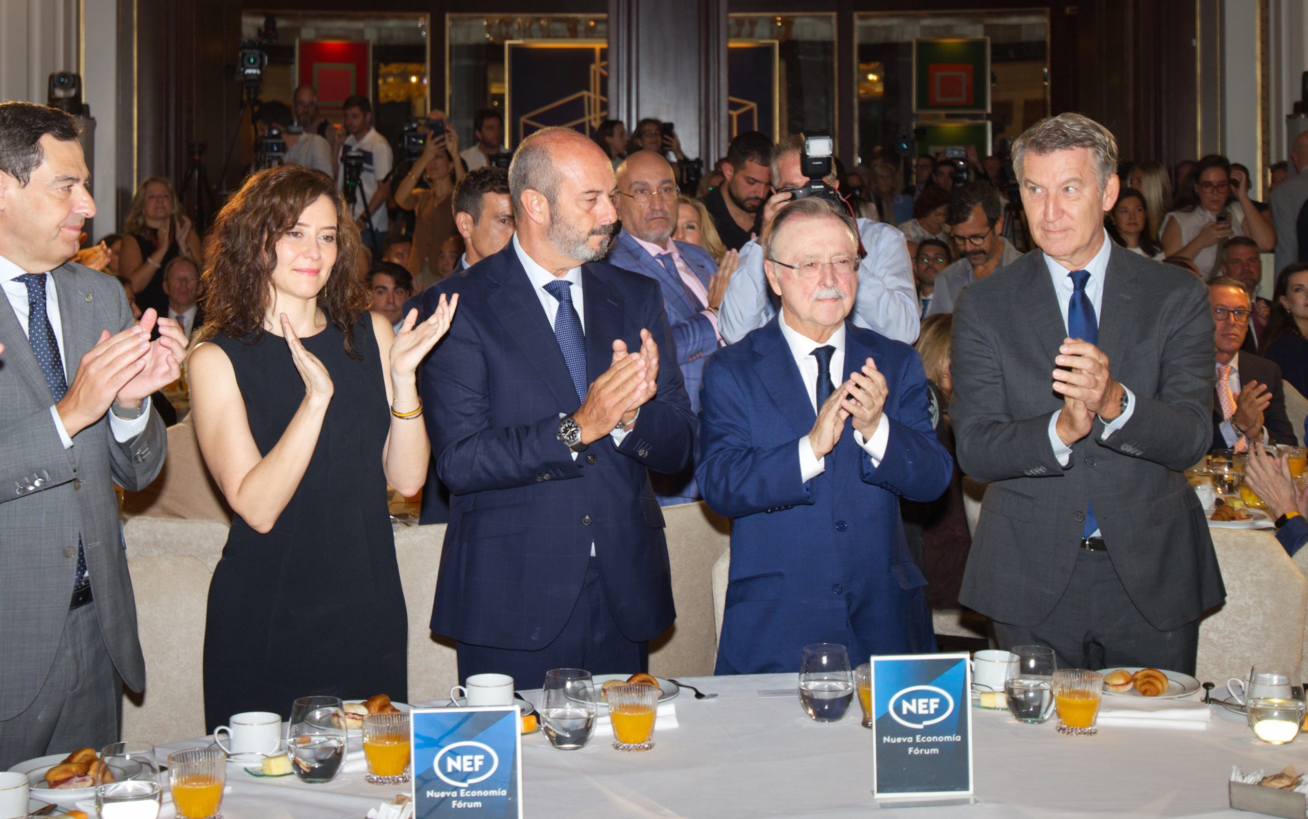 El presidente de Andalucía, Juanma Moreno; la presidenta de la Comunidad de Madrid, Isabel Díaz Ayuso; el presidente del Senado, Pedro Rollán; el presidente de Ceuta, Juan Jesús Vivas; y el presidente del PP, Alberto Núñez Feijóo, este lunes. 