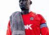 La increíble historia de George Kamurasi, el arquero de un humilde equipo inglés que puede convertirse en rey de Uganda