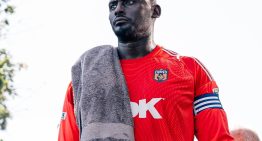 La increíble historia de George Kamurasi, el arquero de un humilde equipo inglés que puede convertirse en rey de Uganda