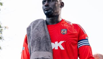 La increíble historia de George Kamurasi, el arquero de un humilde equipo inglés que puede convertirse en rey de Uganda