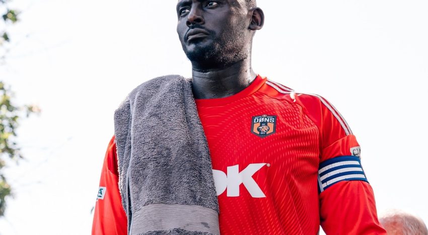 La increíble historia de George Kamurasi, el arquero de un humilde equipo inglés que puede convertirse en rey de Uganda