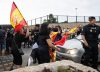 Manifestantes destrozan en Ceuta el coche de una diputada que viajaba con un activista