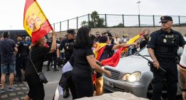 Manifestantes destrozan en Ceuta el coche de una diputada que viajaba con un activista
