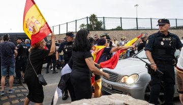 Manifestantes destrozan en Ceuta el coche de una diputada que viajaba con un activista