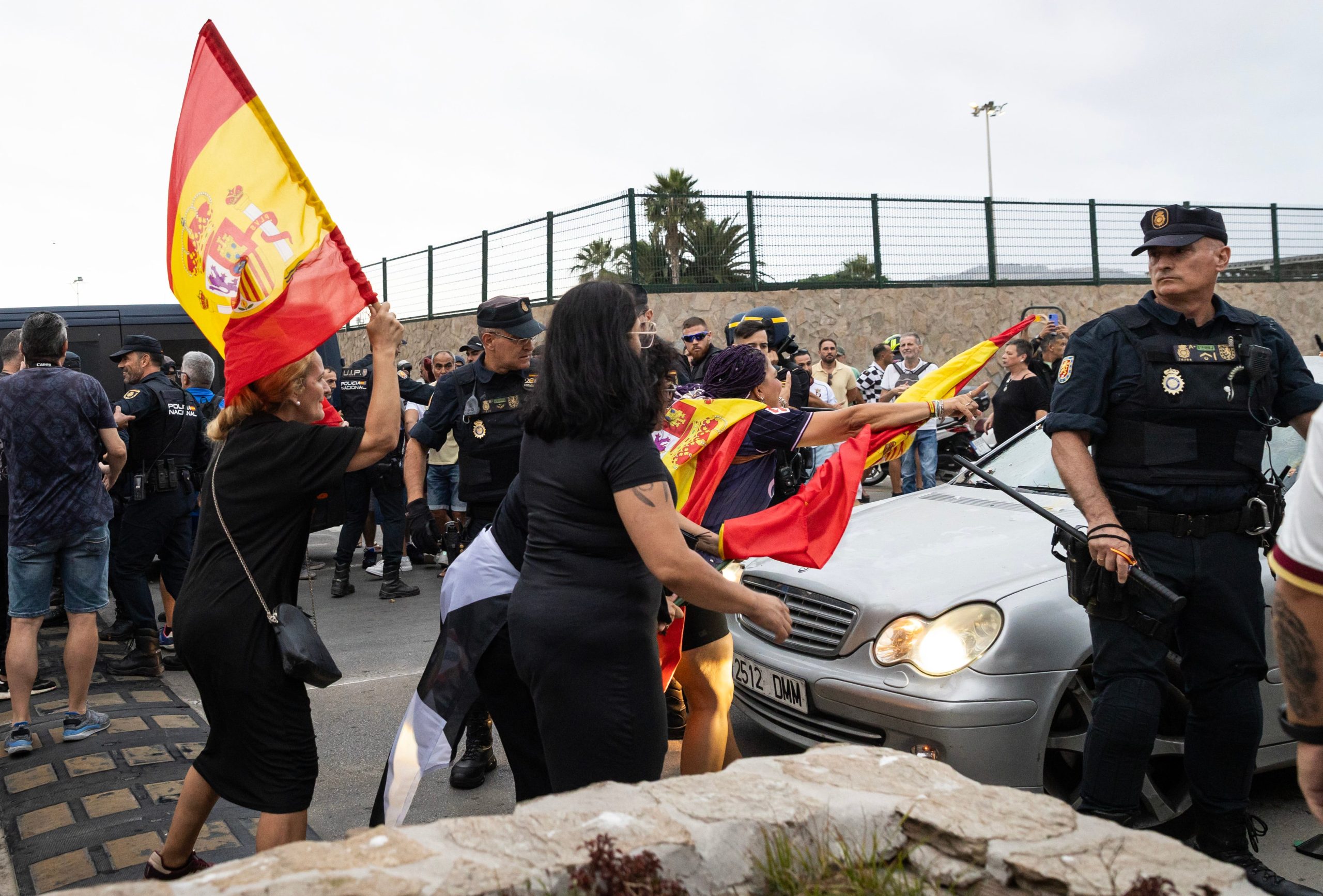 Manifestantes atacan este domigno el coche de la diputada de la Asamblea de la Ciudad Autónoma de Ceuta Julia Ferreras en el que también viajaba el abogado y activista Rafa Borrego.