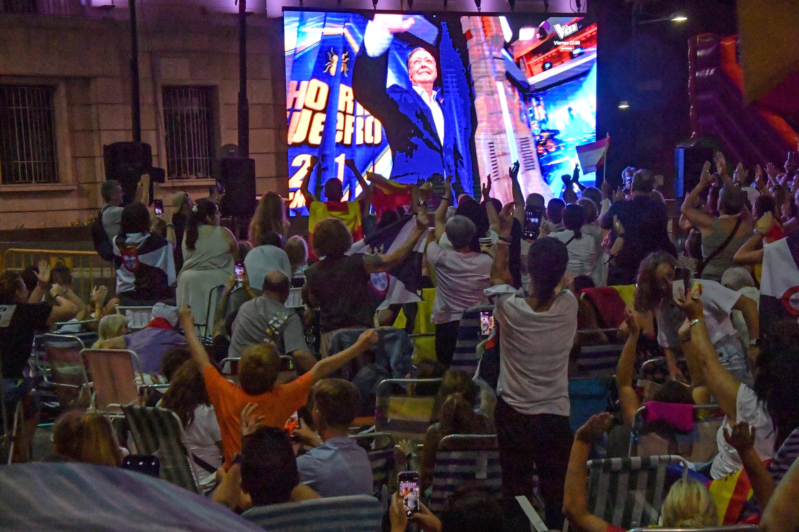Vecinos de Ceuta aplaudían este lunes la entrada de su presidente, Juan Vivas, en el programa 'El Hormiguero'.