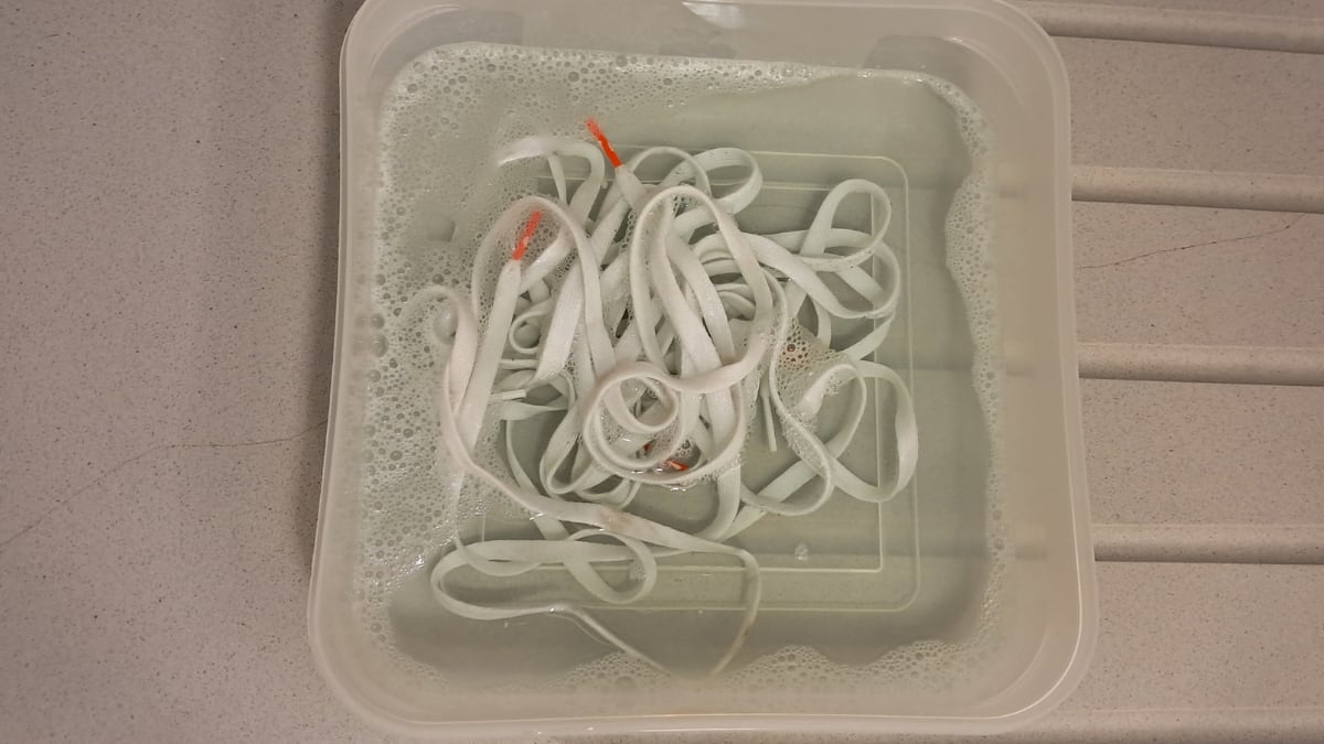 Puedes dejar los cordones en remojo con fórmula mágica o con vinagre de limpieza/amoniaco y jabón de lavavajillas. Después, mételos en la lavadora para eliminar cualquier resto de jabón.