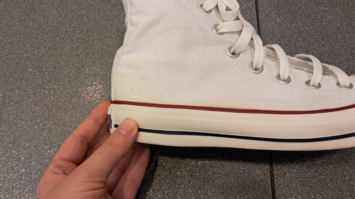 Si no aclaras bien las zapatillas, los restos de jabón pueden provocar cercos amarillos como estos.