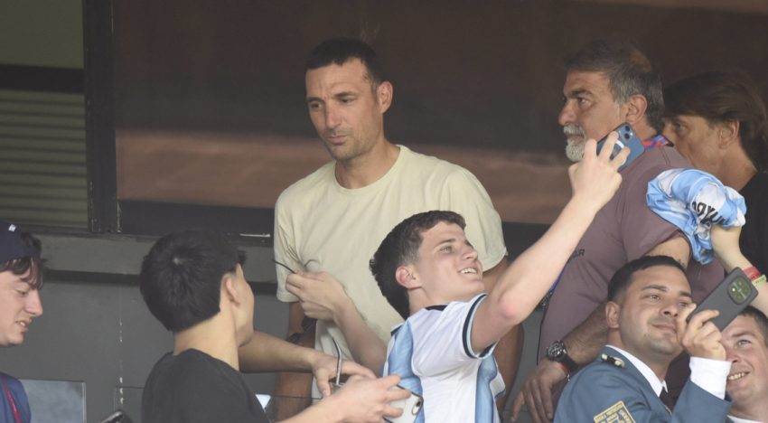 Lionel Scaloni, Aimar, Samuel y todo el cuerpo técnico de la Selección vieron la victoria de Argentina sobre Uruguay en los Suramericanos