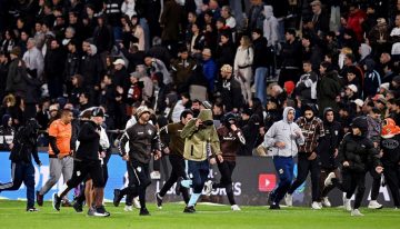 Caos en Vicente López: la barra de Platense invadió el campo, robó una bandera de Fluminense y empañó su despedida de la Libertadores