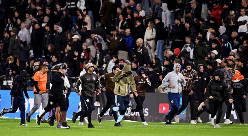 Caos en Vicente López: la barra de Platense invadió el campo, robó una bandera de Fluminense y empañó su despedida de la Libertadores