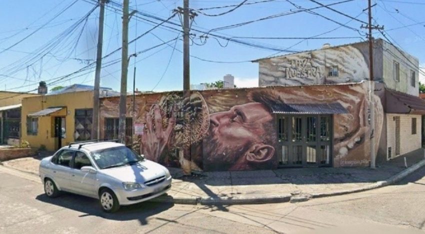 Muralistas y vecinos trabajan en un imponente cambio de la fachada del barrio La Bajada, donde creció Leo Messi