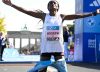 Tigst Assefa, entre el dolor y el drama en el Maratón de Berlín: iba a batir el récord mundial pero llegó rengueando a la meta