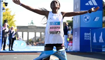 Tigst Assefa, entre el dolor y el drama en el Maratón de Berlín: iba a batir el récord mundial pero llegó rengueando a la meta