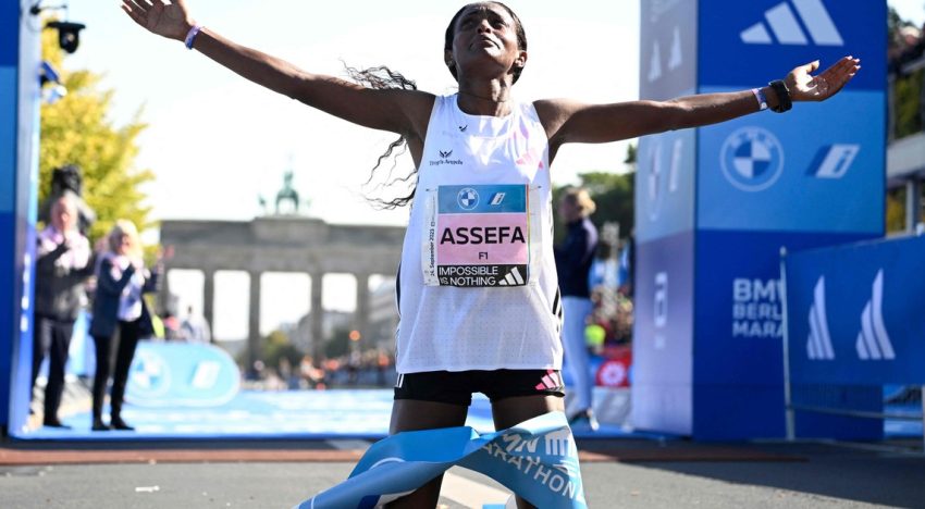 Tigst Assefa, entre el dolor y el drama en el Maratón de Berlín: iba a batir el récord mundial pero llegó rengueando a la meta