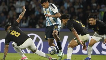Los deslumbrantes 13 minutos de Leonel Flores en su debut con la Selección: encaró como en Boca y casi se regala un golazo