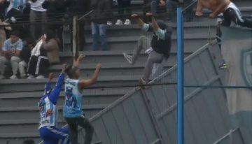 La insólita batalla en el clásico norteño: los hinchas de Lobo jujeño y el Albo salteño se pelearon trepados al alambrado