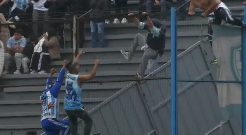 La insólita batalla en el clásico norteño: los hinchas de Lobo jujeño y el Albo salteño se pelearon trepados al alambrado
