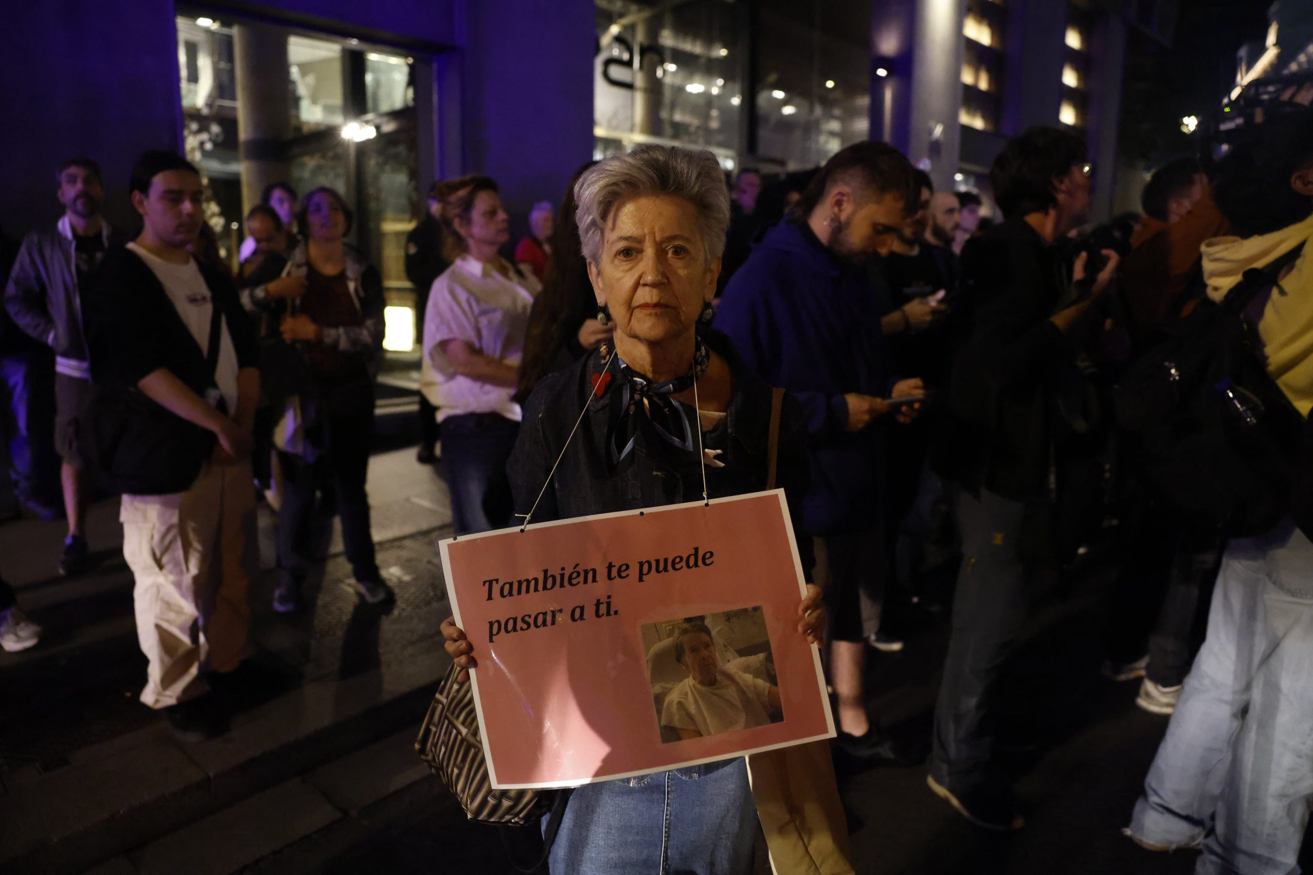 Concentración en la Puerta del Sol por la muerte de Maricarmen Abascal, la noche de este miércoles.