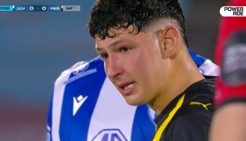 El llanto del pibe Jaime en Uruguay: el argentino quiso ayudar a un rival caído y fue repudiado por sus compañeros y por el público de Peñarol