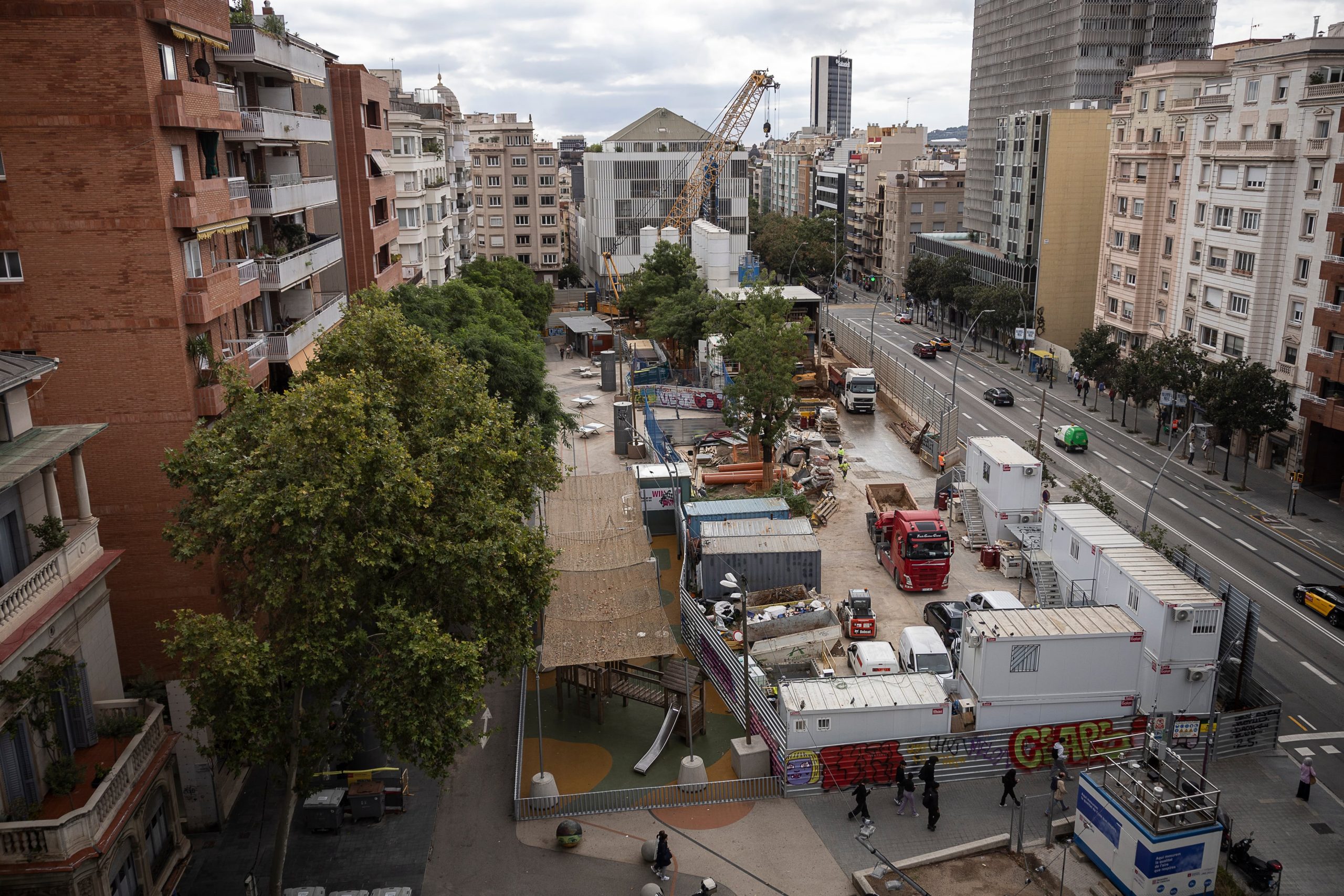 Obras en la plaza Gal·la Placídia para la construcción de la L8 de los Ferrocarrils de la Generalitat.