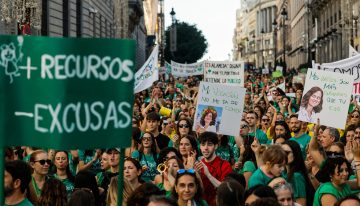 Alto seguimiento, cánticos contra Ayuso y cargas en la primera jornada de huelga del profesorado en Madrid