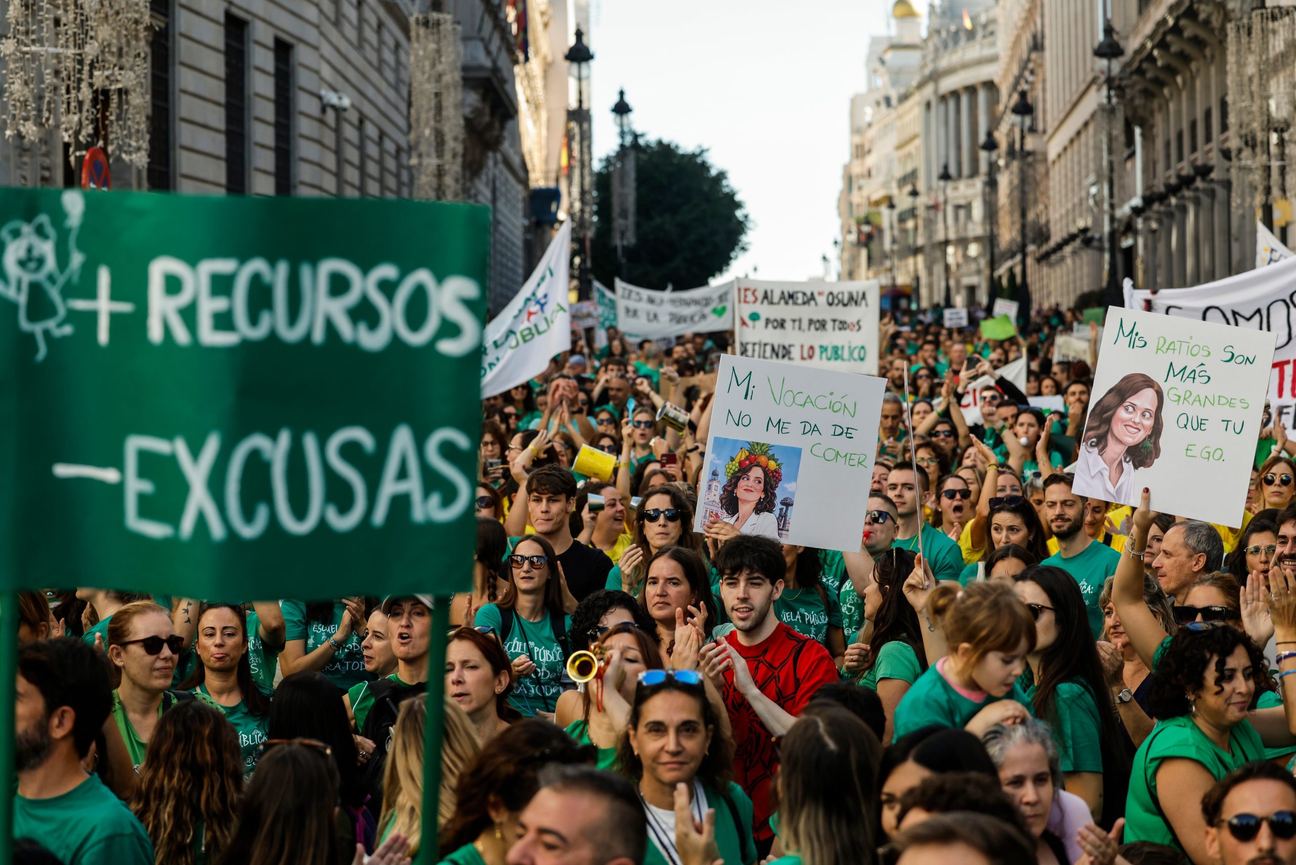 Carteles contra la presidenta de la Comunidad de Madrid, Isabel Díaz Ayuso, este mañana en las inmediaciones de la Puerta del Sol.