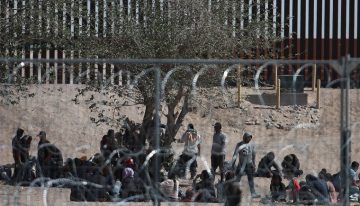Migrantes cruzan por la fuerza a EE.UU.