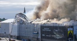 Incendio causa graves daños en antigua bolsa de Copenhague