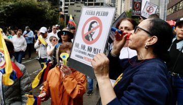 Colombianos protestan de forma masiva contra el Gobierno de Petro