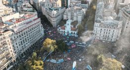 Argentinos se toman las calles; defienden la educación pública