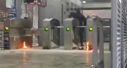 Encapuchados prenden fuego en estación del TransMilenio en Colombia