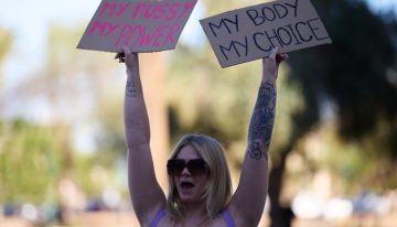 Gobernadora de Arizona firma ley que deroga prohibición al aborto