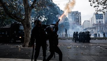 Manifestantes y policías chocan en Argentina por debate de ley