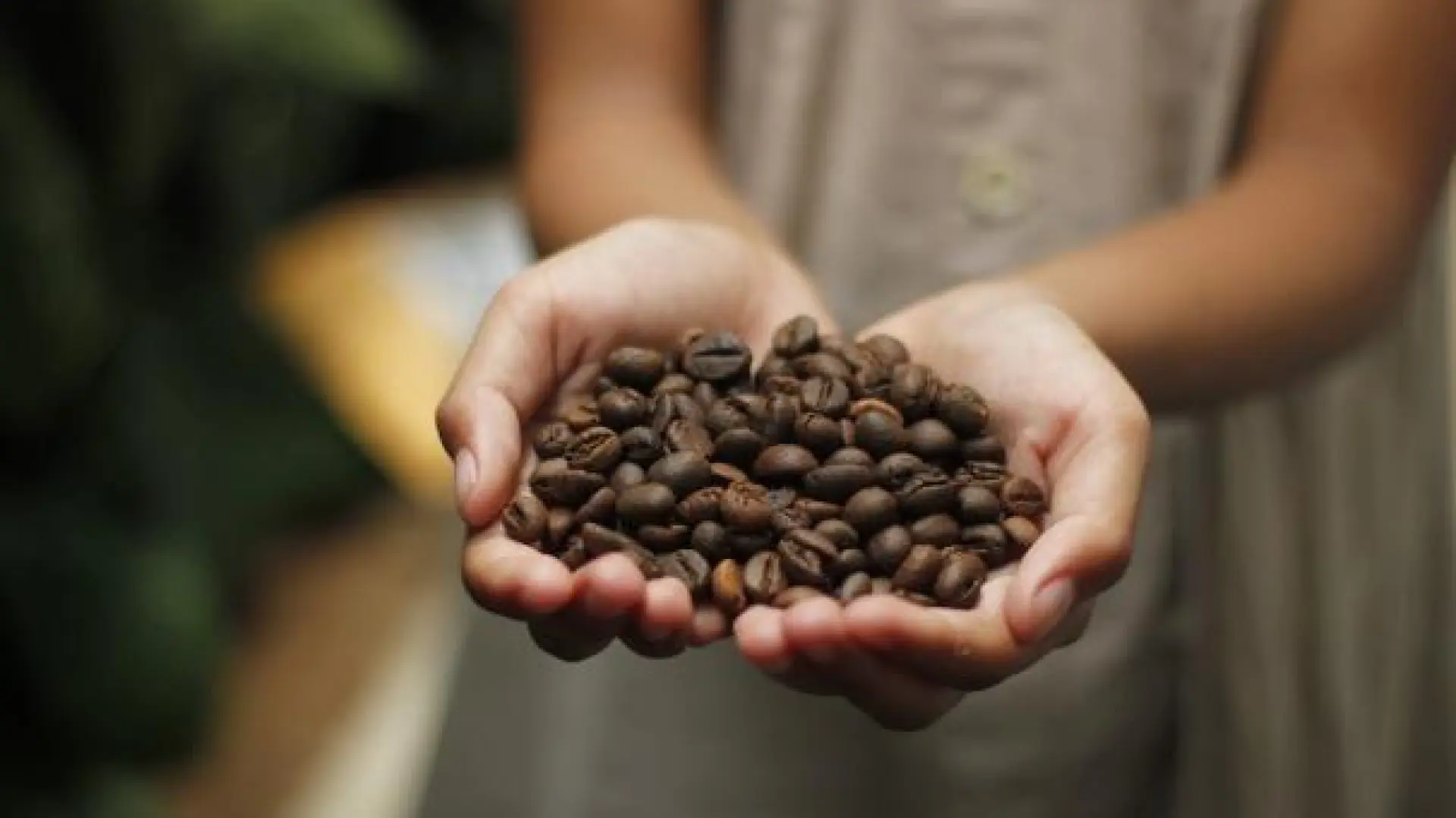 Los efectos en el cuerpo de tomar café en ayunas: así afecta la cafeína al estómago vacío