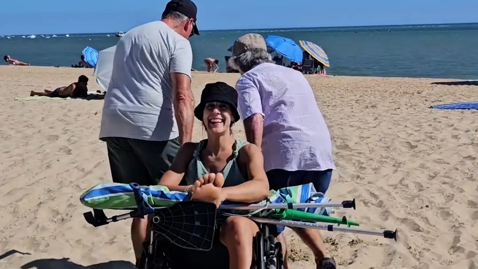 El divertido momento de Carolina Marín en plena recuperación: "Cuando estás cojita pero quieres ir a la playa"