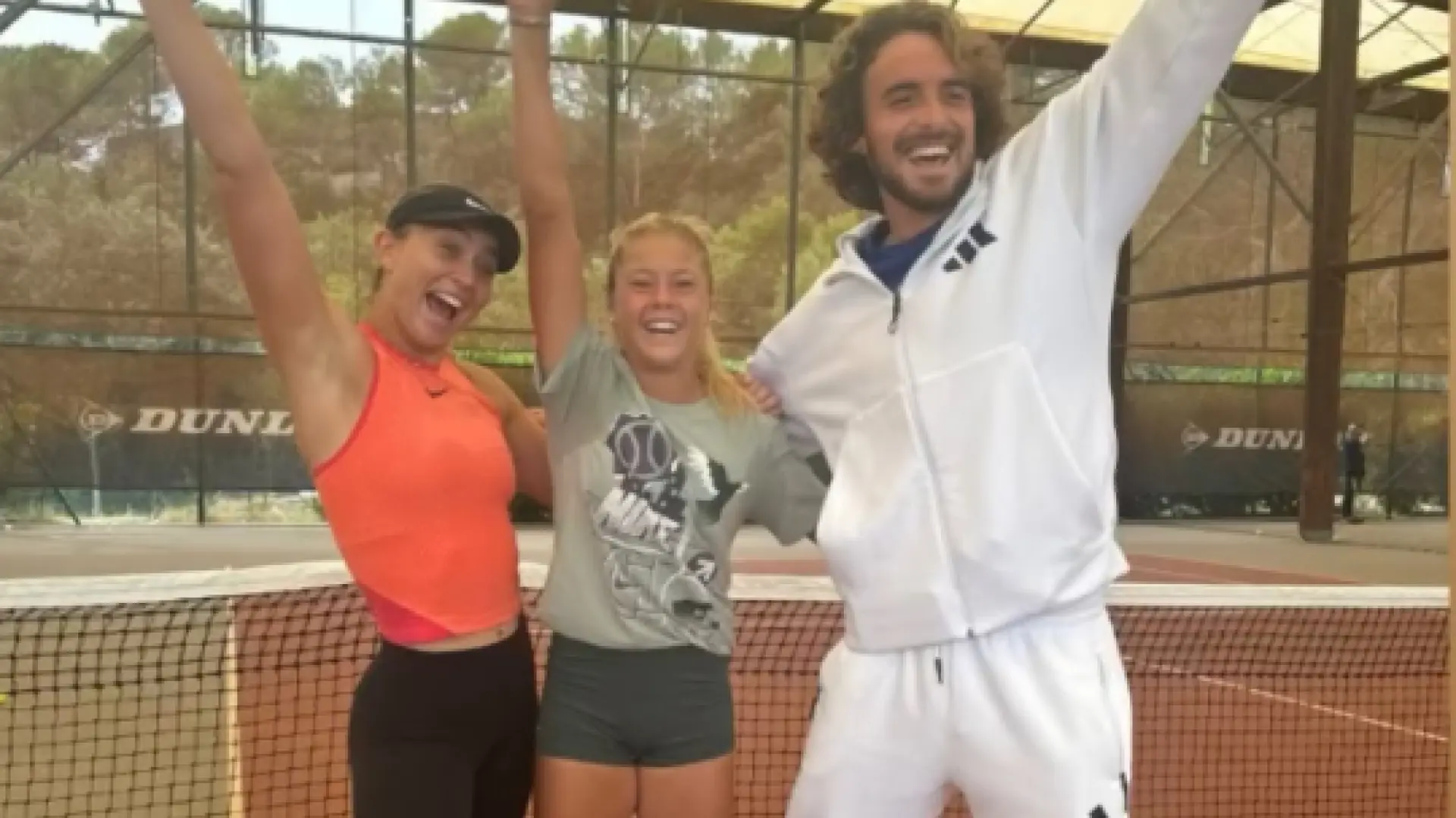 Paula Badosa enseña a la joven promesa del tenis mundial de 15 años en un duro entrenamiento junto a Tsitsipas