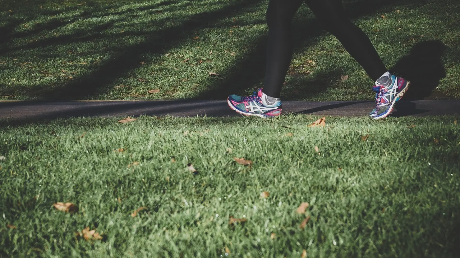 El pequeño cambio en tu forma de caminar que puede ayudarte a perder peso