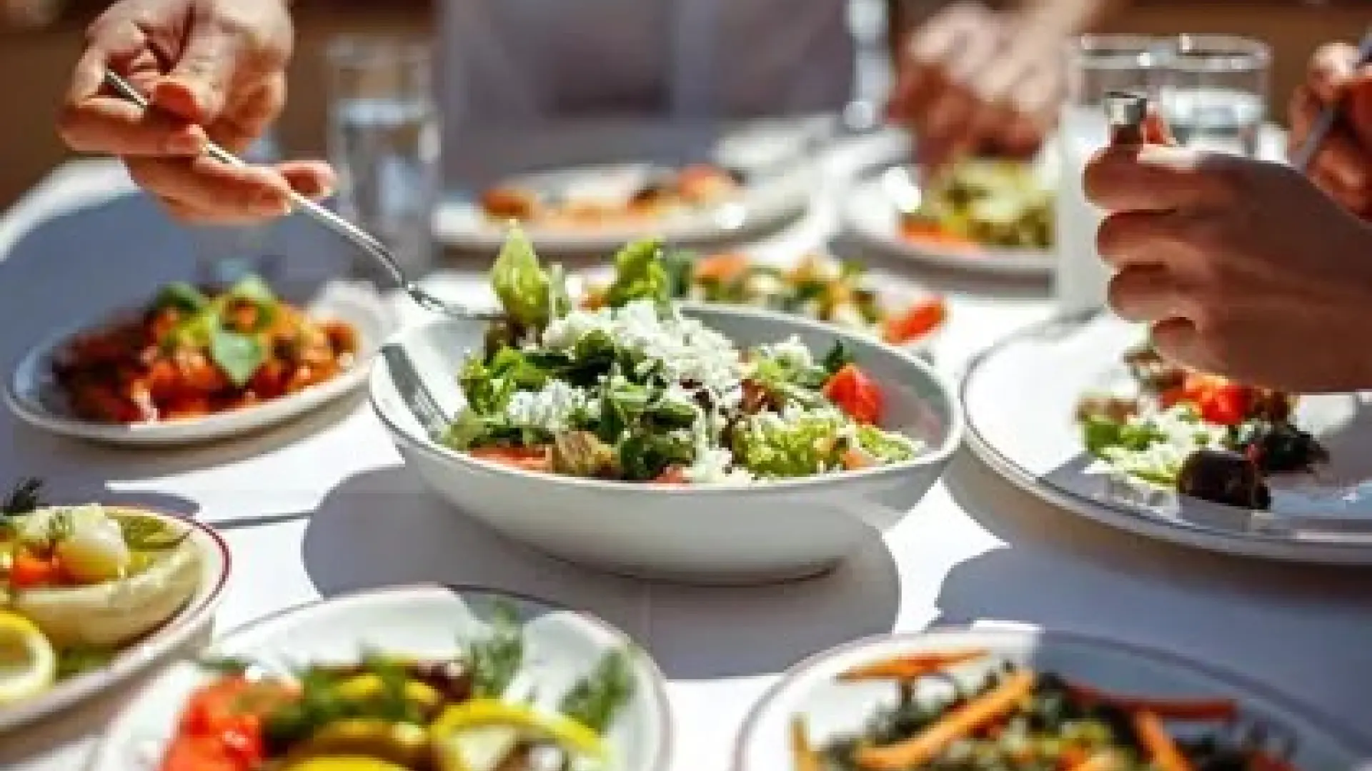 Cinco comidas que no tienen apenas calorías y te pueden ayudar a perder peso, según un entrenador