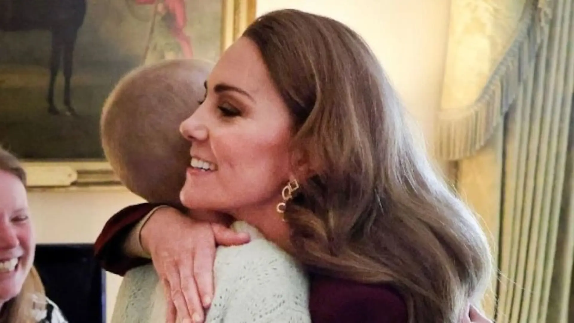 Kate Middleton abraza a una paciente de cáncer en su reaparición un mes después de terminar el tratamiento