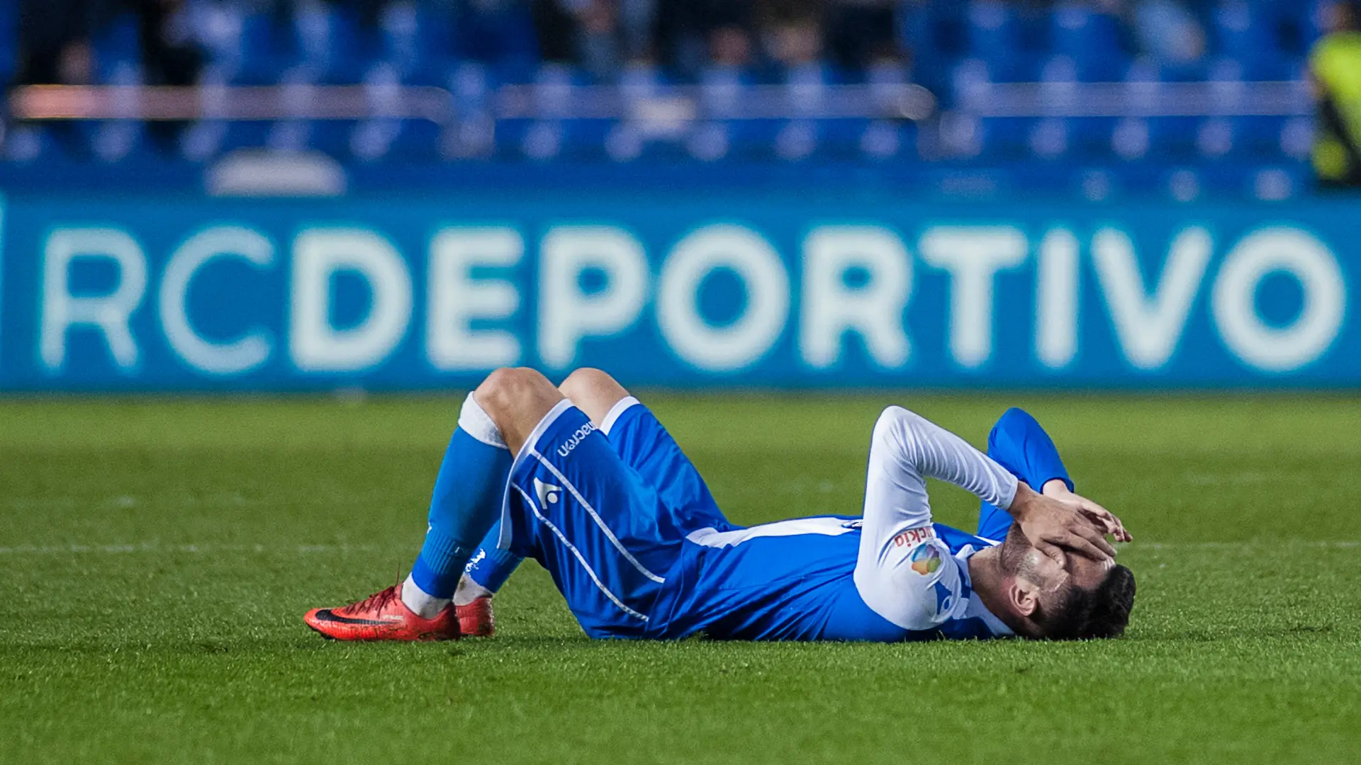 Escándalo en Segunda: El Eldense denuncia un robo en el vestuario de Riazor durante el partido… y el Deportivo de La Coruña lo niega