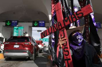 Una persona se manifiesta en el Puente Internacional Paso del Norte. FOTO/EFE